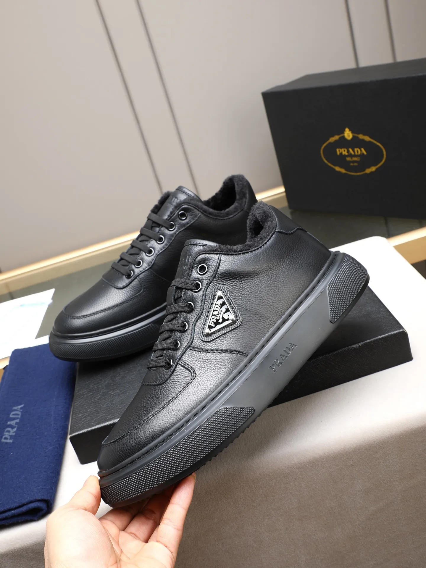 PP460 Prada/Prada men's new casual shoes, this upper is made of imported calfskin + velvet lining! The outside is decorated with the P family's classic metal triangle enamel logo, and the outsole is made of non-slip sports foam ultra-light outsole, which feels good on the feet and is a fashionable and fashionable item! Two colors to choose from!  Size: 38-44 (45 customized)